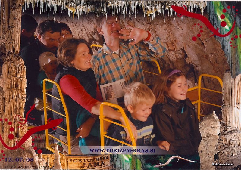 Her kører familien Thau, Moltsen og Bulc i Postojnska jama, også kaldet Postojna-hulen med dens op til 2 mio. år gamle drypsten. Fotoet er taget automatisk ved indkørslen med vognene til selve hulen. 