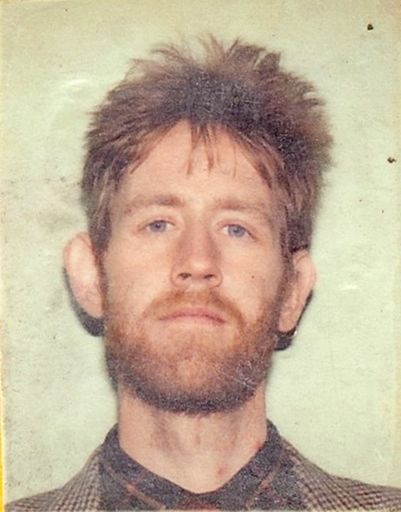 Portræt af Erik Thau-Knudsen, taget til adgangskort for tolk nr. 4523 til politiets og Udlændingedirektoratets område i Sandholmlejren 1994-05-31
