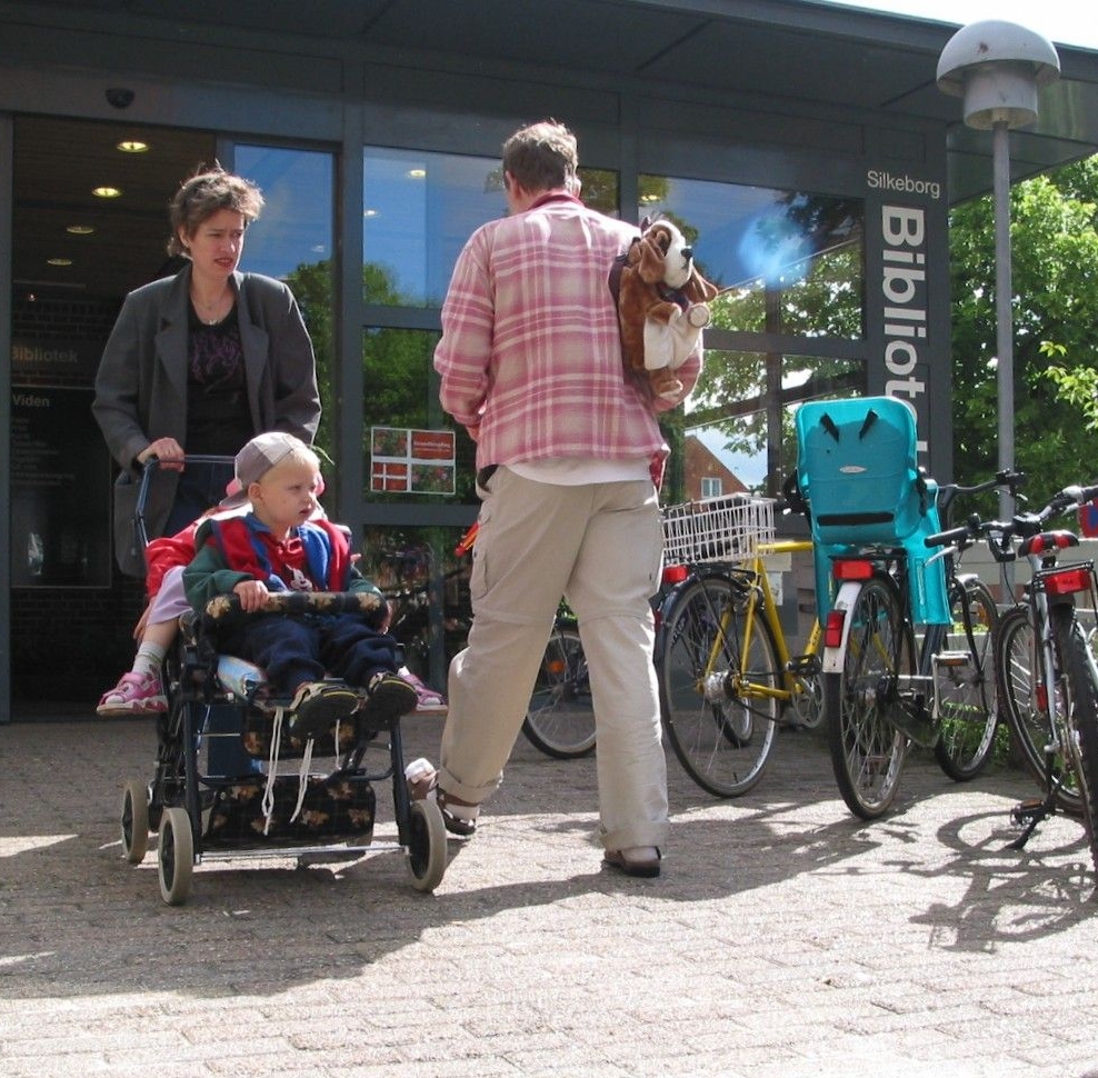 Erik & ukendt mor m/barn foran Silkeborg Bibliotek 2002.