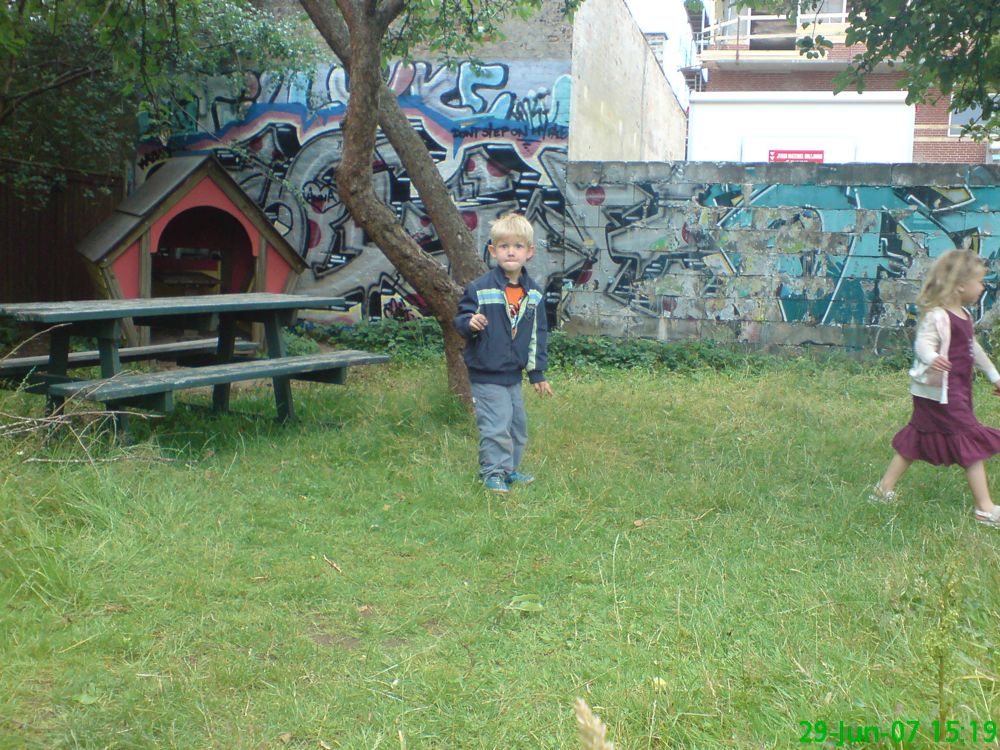 Bagest i Akacien står Balder. Foto: Erik Thau-Knudsen, 2007-06-29