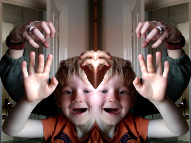 Far og Balder legede med PhotoBooth-programmet på fars Apple Macintosh. Foto: Erik Thau-Knudsen og Balder Thau-Moltsen, 2008-05-15