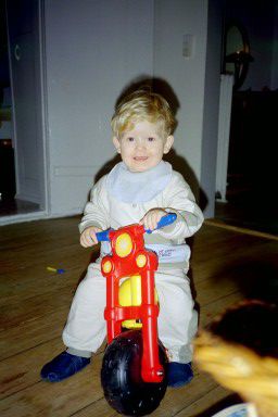 Balder siddende på en af julegaverne - en motorcykel.