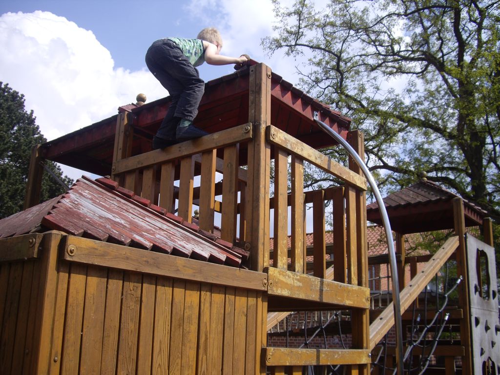 På Børnehuset Akaciens legeplads. Foto: Erik Thau-Knudsen, 2009-05-24