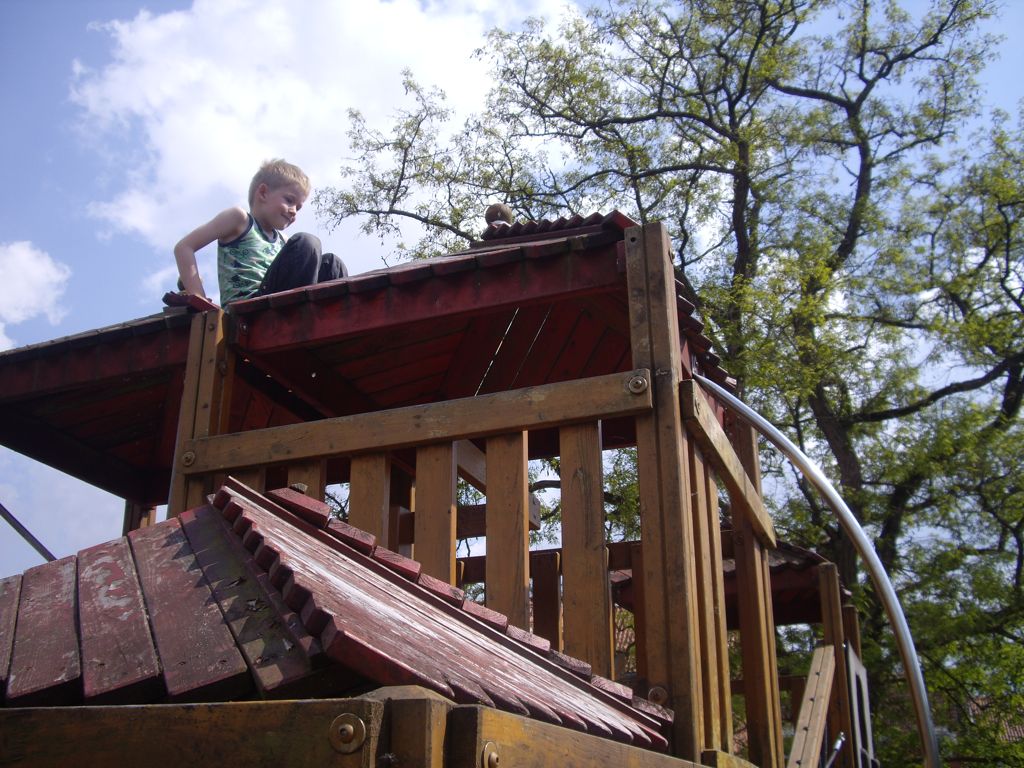 På Børnehuset Akaciens legeplads. Foto: Erik Thau-Knudsen, 2009-05-24