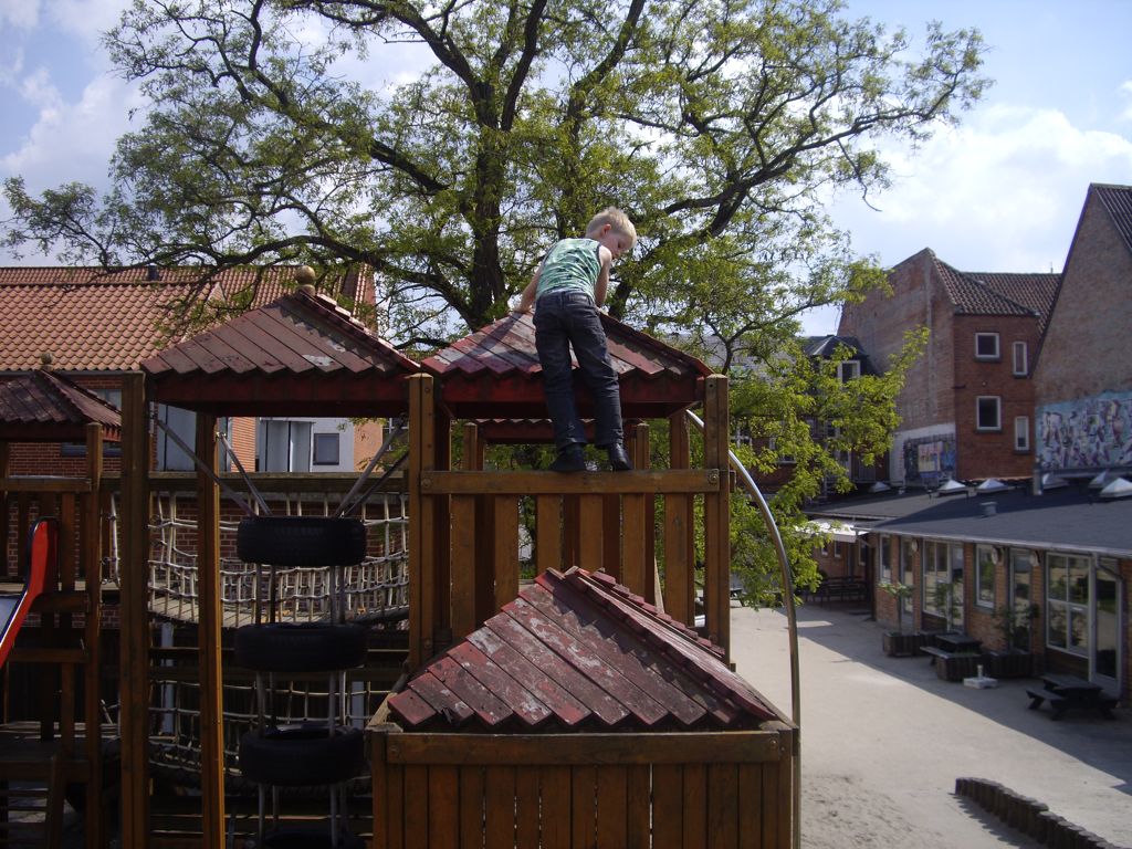 På Børnehuset Akaciens legeplads. Foto: Erik Thau-Knudsen, 2009-05-24