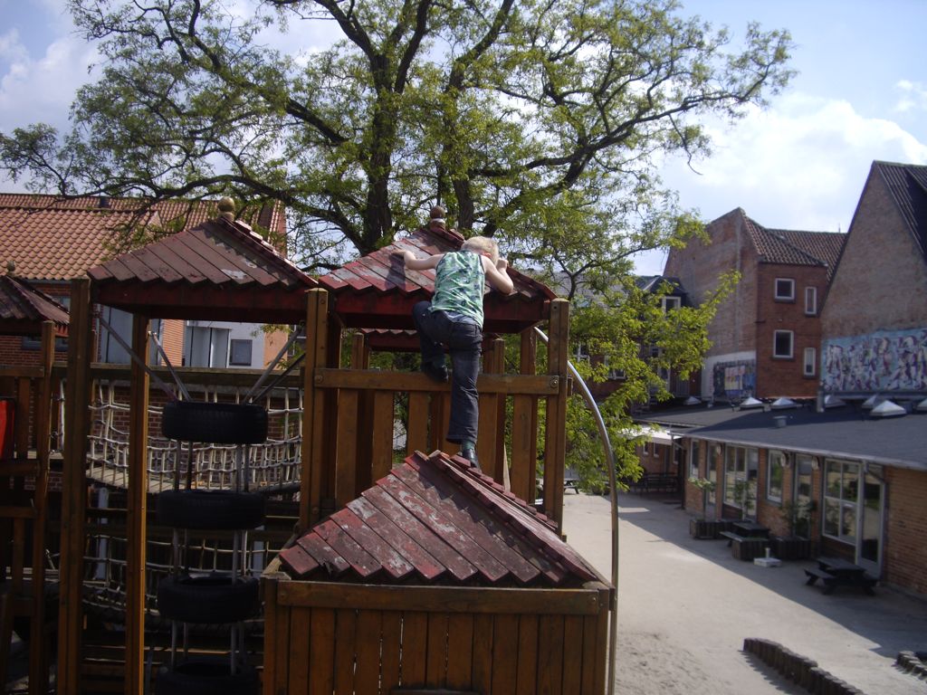 På Børnehuset Akaciens legeplads. Foto: Erik Thau-Knudsen, 2009-05-24